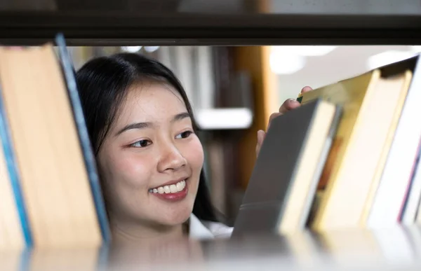 Jovens Mulheres Asiáticas Estão Procura Livros Grande Biblioteca Universidade Aprendendo — Fotografia de Stock