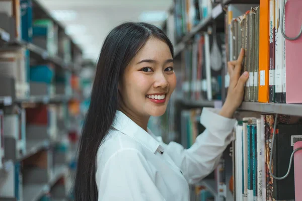Jovens Mulheres Asiáticas Estão Procura Livros Grande Biblioteca Universidade Aprendendo — Fotografia de Stock
