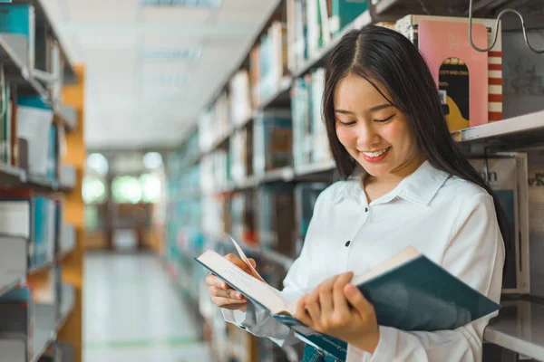 Aziatische Vrouwelijke Studenten Lezen Studeren Bibliotheek Leren Bibliotheek Concept — Stockfoto