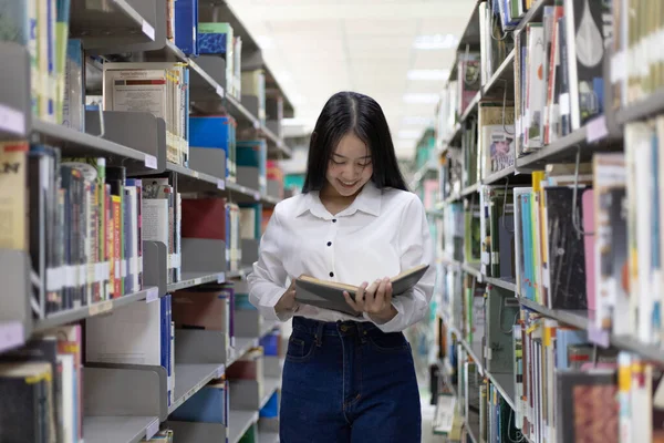 Asiática Estudantes Universitários Sexo Feminino Estão Lendo Estudando Biblioteca Aprendendo — Fotografia de Stock