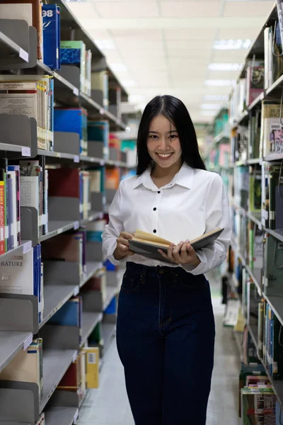 Asiática Estudantes Universitários Sexo Feminino Estão Lendo Estudando Biblioteca Aprendendo — Fotografia de Stock