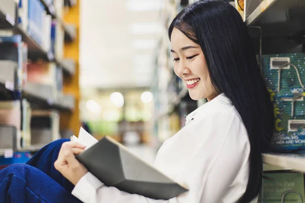 Asiáticas Estudiantes Universitarias Están Leyendo Estudiando Biblioteca Aprendiendo Biblioteca Concepto —  Fotos de Stock