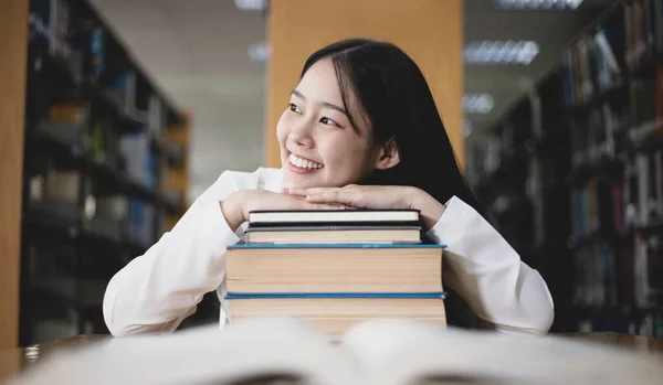 Aziatische Vrouwelijke Studenten Lezen Studeren Bibliotheek Leren Bibliotheek Concept — Stockfoto