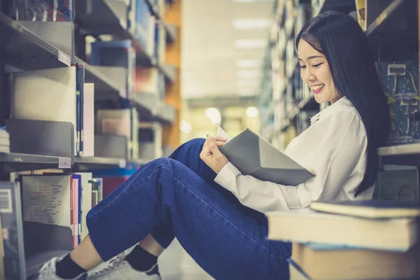 Asiática Estudantes Universitários Sexo Feminino Estão Lendo Estudando Biblioteca Aprendendo — Fotografia de Stock