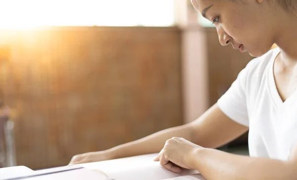 Asiáticas Estudiantes Universitarias Están Leyendo Estudiando Biblioteca Aprendiendo Biblioteca Concepto —  Fotos de Stock