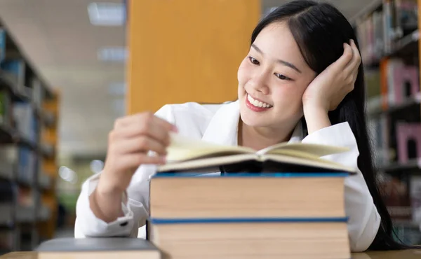 Asiática Estudantes Universitários Sexo Feminino Estão Lendo Estudando Biblioteca Aprendendo — Fotografia de Stock