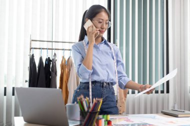 Asyalı giyim tasarımcıları müşterilerle sohbet ederek güzel ve modern tasarımların yaratılması, yeni bir kıyafet koleksiyonu oluşturulması ve tasarımcının çalışmalarının yaratılması konularındaki ihtiyaçlarını soruyorlar..