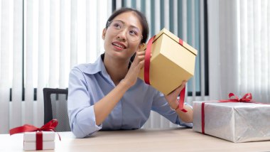 Genç Asyalı bir kadın hediye kutusu objesi için heyecanlı, Noel sürprizi, yılbaşı sürprizi, sürpriz önemli gün, doğum günü sürprizi.