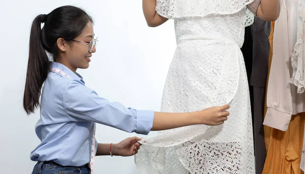 Designers Roupas Asiáticas Estão Medindo Tamanhos Corpo Dos Clientes Preparação — Fotografia de Stock