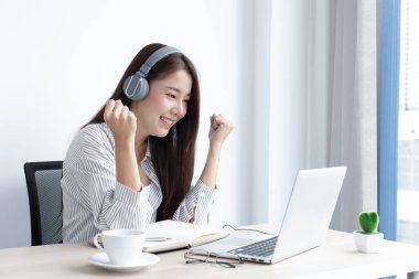 Asyalı kadınlar başarılıdır ve hedeflerine ulaşabildikleri için mutludurlar, heyecanlanırlar, güzel başarılarından memnundurlar..