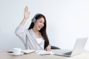 Genç Asyalı kadınlar video sohbetleri yoluyla arkadaşlarını ve öğretmenlerini selamlıyor ve onları neşeli ifadelerle karşılıyor, Online iletişim, Evde kal, Yeni Normal, Covid-19 Coronavirus, Sosyal Mesafe, İnternet Öğrenimi.
