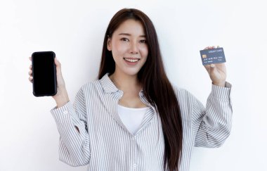 Kadınlar internet üzerinden kredi kartı ödemeleri, teknoloji ve internet dünyasında rahatlık, online alışveriş ve online bankacılık kavramını kullanarak online alışverişleri kaydetmek için akıllı telefon kullanıyorlar..