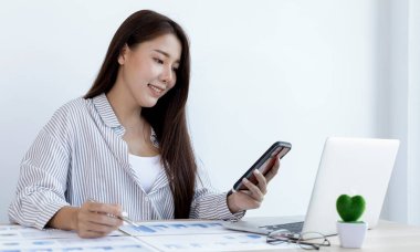 Kadınlar internet üzerinden kredi kartı ödemeleri, teknoloji ve internet dünyasında rahatlık, online alışveriş ve online bankacılık kavramını kullanarak online alışverişleri kaydetmek için akıllı telefon kullanıyorlar..