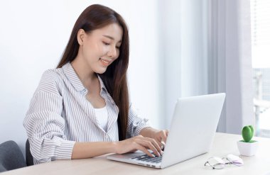 Teknoloji ve internet iletişimi dünyası, finans uzmanları emlak gelirlerini, Finans ve Vergi Teknolojisi kavramlarını hesaplamak ve kontrol etmek için dizüstü bilgisayar kullanıyor.