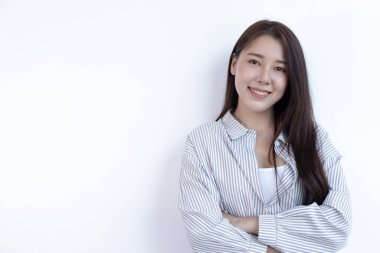 Beyaz arka plan fotoğrafı, Asya 'daki genç iş kadınları gülümsüyor, metin girişi, iş dünyası profesyonel konsepti.