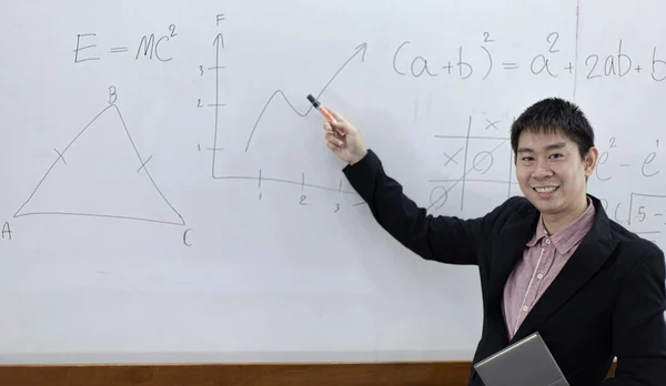 Učitel Výuka Fyziky Pro Studenty Během Nových Školních Dnů Dlouhé — Stock fotografie