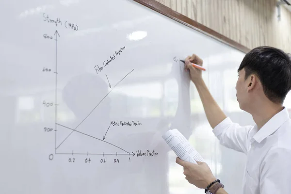 Leraar Het Onderwijzen Van Natuurkunde Aan Studenten Tijdens Nieuwe Schooldagen — Stockfoto