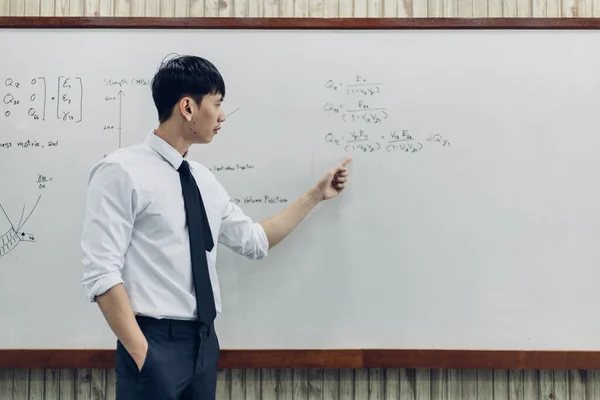 Leraar Het Onderwijzen Van Natuurkunde Aan Studenten Tijdens Nieuwe Schooldagen — Stockfoto