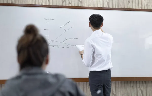 Matemática Professor Física Está Trabalhando Ensino Alunos Ensino Médio Sala — Fotografia de Stock