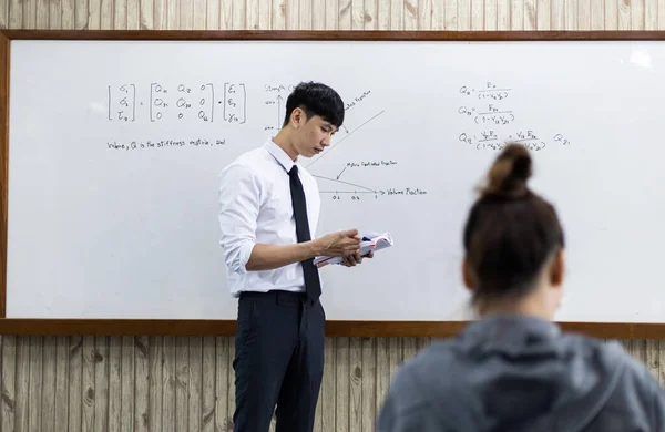 Mathematik Oder Physiklehrer Arbeitet Der Unterrichtung Von Oberstufenschülern Klassenzimmer Der — Stockfoto