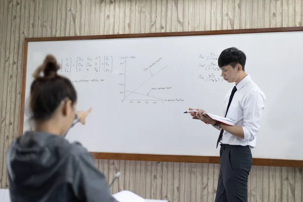 Matemática Professor Física Está Trabalhando Ensino Alunos Ensino Médio Sala — Fotografia de Stock