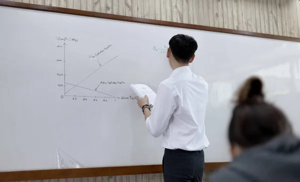 Wiskunde Natuurkunde Docent Bezig Met Het Onderwijzen Van Middelbare Scholieren — Stockfoto