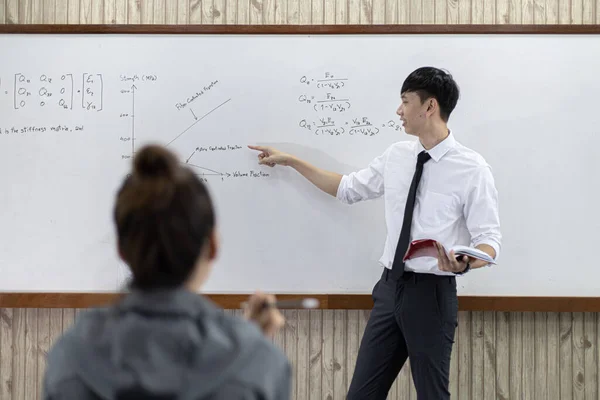 Wiskunde Natuurkunde Docent Bezig Met Het Onderwijzen Van Middelbare Scholieren — Stockfoto