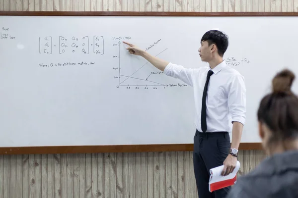 Wiskunde Natuurkunde Docent Bezig Met Het Onderwijzen Van Middelbare Scholieren — Stockfoto