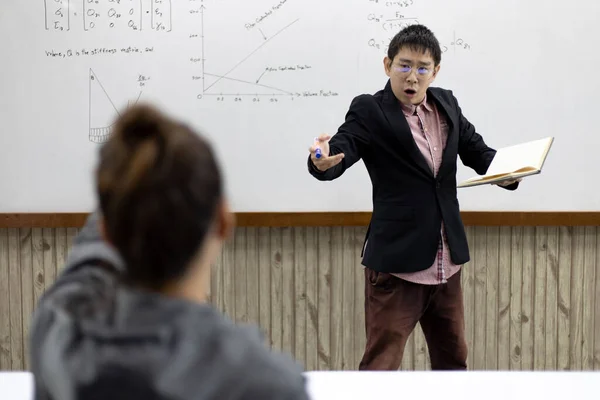 Mathematik Oder Physiklehrer Arbeitet Der Unterrichtung Von Oberstufenschülern Klassenzimmer Der — Stockfoto