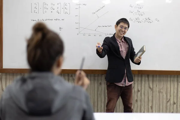 Математика Або Вчитель Фізики Працює Над Викладанням Старшокласників Класі Відкриттям — стокове фото