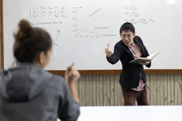 Mathematik Oder Physiklehrer Arbeitet Der Unterrichtung Von Oberstufenschülern Klassenzimmer Der — Stockfoto