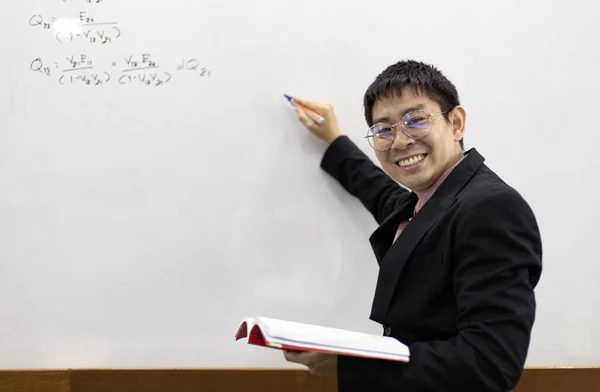 Profesor Está Enseñando Física Los Estudiantes Durante Los Nuevos Días — Foto de Stock