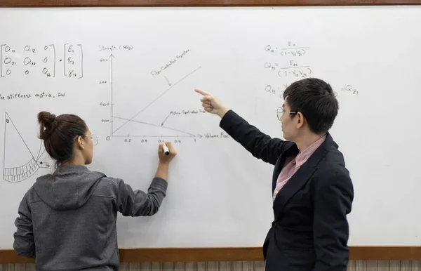 Matemáticas Profesor Físico Está Trabajando Enseñanza Los Estudiantes Secundaria Aula —  Fotos de Stock