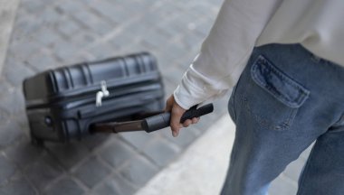 Yılın tatilinde seyahat etmek için büyük siyah bir çanta taşıyan Asyalı kadın, Trolley çanta, uzun haftasonu seyahati, geziye bayılıyorum, turizm festivali konseptine bayılıyorum..