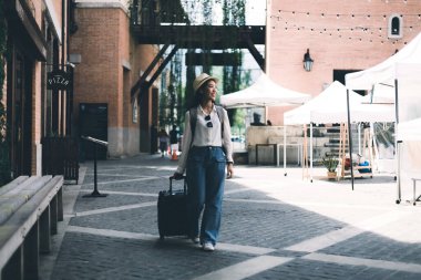 Tatilde seyahat etmek için siyah bavul taşıyan Asyalı kadın, Trolley çanta, uzun haftasonu seyahati, geziyi seviyorum, turizm festivali konseptini seviyorum.