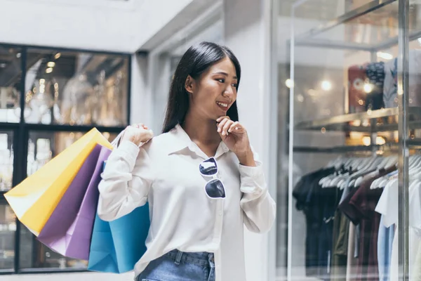 Mladé Asijské Ženy Šťastně Nosit Barevné Nákupní Tašky Nakupovat Obchoďáku — Stock fotografie