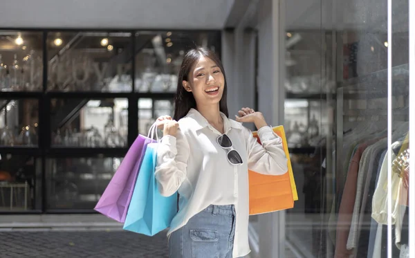 Fiatal Ázsiai Nők Boldogan Hordoz Színes Bevásárló Táskák Vásárolni Plázában — Stock Fotó