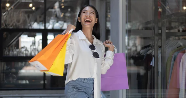 Fiatal Ázsiai Nők Boldogan Hordoz Színes Bevásárló Táskák Vásárolni Plázában — Stock Fotó
