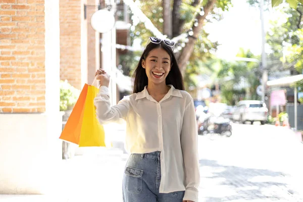 Молодые Азиатские Женщины Счастливо Нести Красочные Сумки Покупок Торговом Центре — стоковое фото