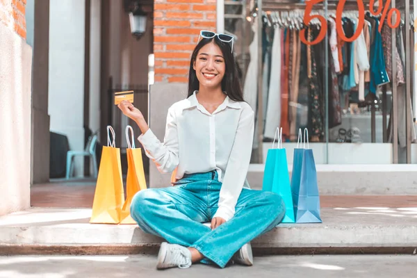 Азиатка Сидеть Отдохнула После Покупок Красочной Сумке Счастлива Ходить Магазинам — стоковое фото