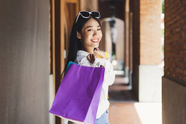 Jóvenes Mujeres Asiáticas Felizmente Llevar Bolsas Compras Colores Para Comprar — Foto de Stock