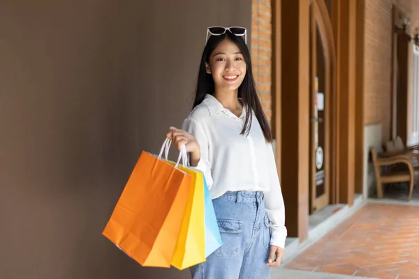 Jóvenes Mujeres Asiáticas Felizmente Llevar Bolsas Compras Colores Para Comprar — Foto de Stock