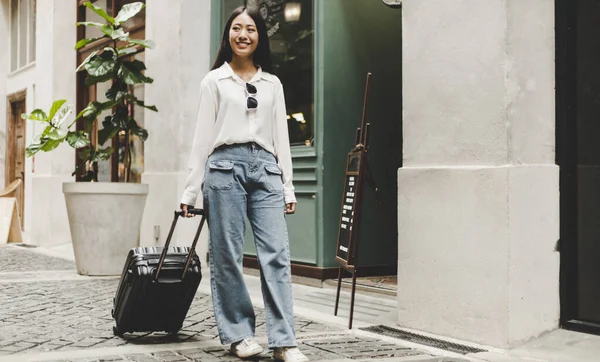 Mujer Asiática Radiante Llevando Una Maleta Negra Para Viajar Vacaciones — Foto de Stock