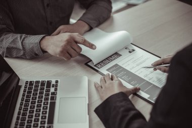 Yöneticiler veya İK bölümleri, şirket emlakçısı, istihdam ve yeni personel temsilcileri seçimi için özgeçmiş ve mülakat başvurularını okurlar..