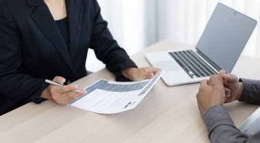 İşveren ya da İnsan Kaynakları bölümü özgeçmişi okuyor ve yeni çalışanların yeteneklerini sorguluyor, işveren iş başvurusunda bulunanları, istihdam ve istihdam kavramını seçiyor.