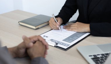 İşveren ya da İnsan Kaynakları bölümü özgeçmişi okuyor ve yeni çalışanların yeteneklerini sorguluyor, işveren iş başvurusunda bulunanları, istihdam ve istihdam kavramını seçiyor.