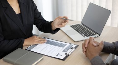 Yöneticiler veya İK bölümleri, şirket emlakçısı, istihdam ve yeni personel temsilcileri seçimi için özgeçmiş ve mülakat başvurularını okurlar..