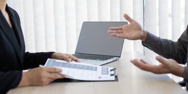 Yöneticiler veya İK bölümleri, şirket emlakçısı, istihdam ve yeni personel temsilcileri seçimi için özgeçmiş ve mülakat başvurularını okurlar..