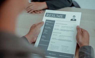 İşveren ya da İnsan Kaynakları bölümü özgeçmişi okuyor ve yeni çalışanların yeteneklerini sorguluyor, işveren iş başvurusunda bulunanları, istihdam ve istihdam kavramını seçiyor.
