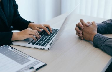 İşveren ya da İnsan Kaynakları bölümü özgeçmişi okuyor ve yeni çalışanların yeteneklerini sorguluyor, işveren iş başvurusunda bulunanları, istihdam ve istihdam kavramını seçiyor.